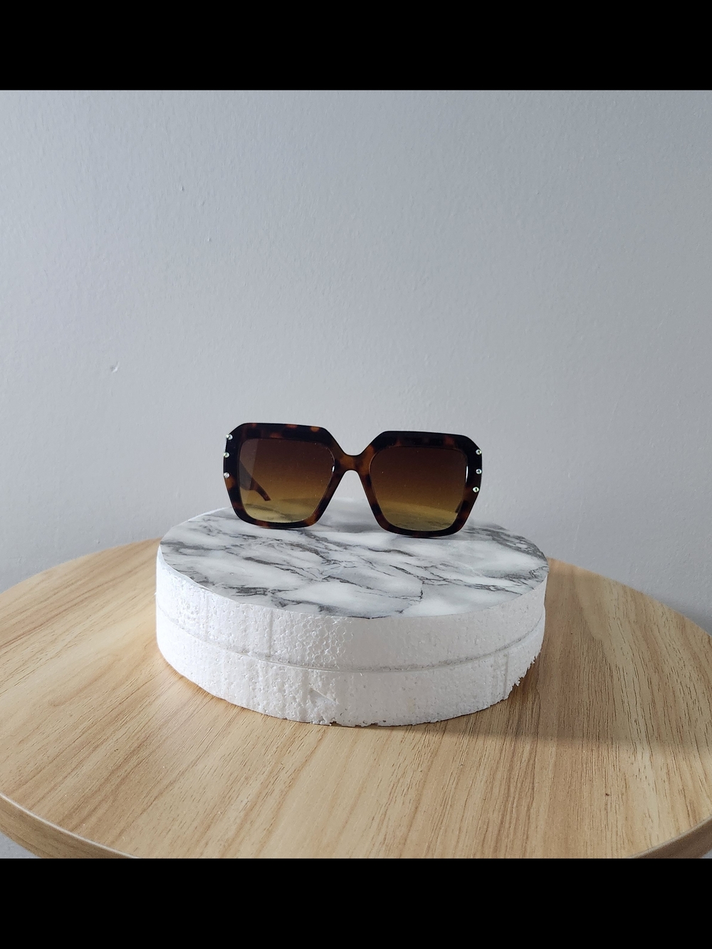 Oversized Tortoiseshell Sunglasses with Brown Gradient Lenses